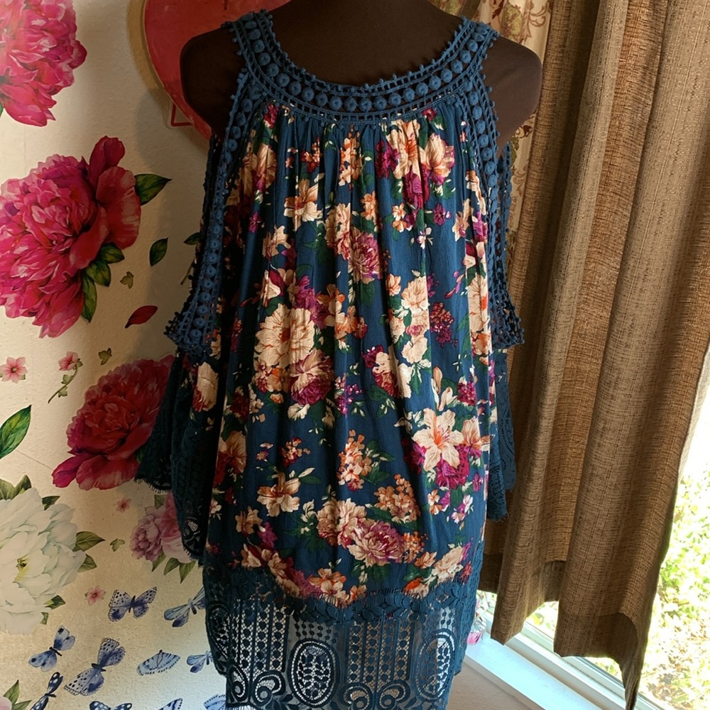 Rain, boho style teal/floral cold shoulder 3/4 sleeve crochet trim top. Size 2X.